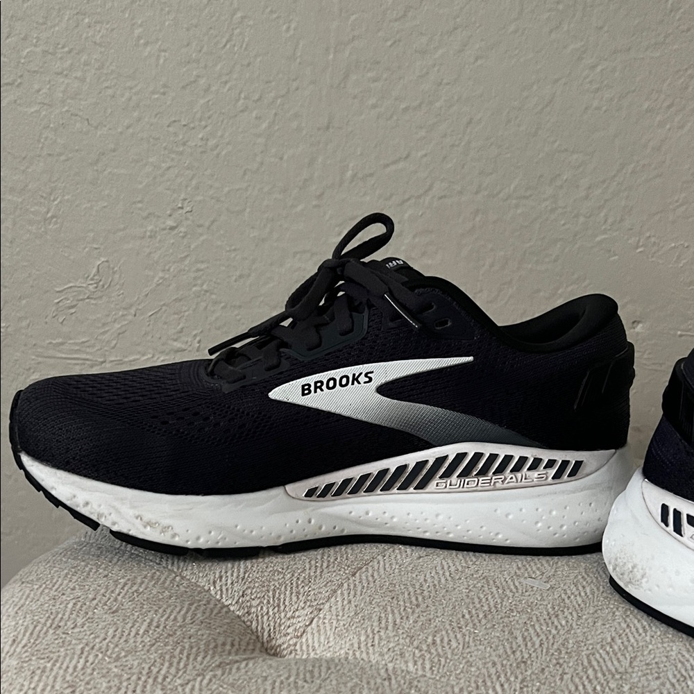 Brooks Ariel GTS 24 Black and White Running Shoes in Size 8 - Picture 11 of 15